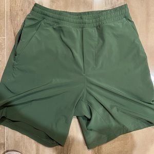 lululemon men’s pace breaker 7 inch inseam lined shorts. SIZE SMALL